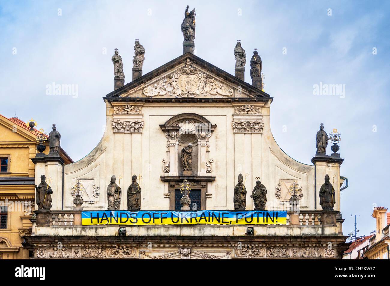 Bandiera anti-guerra e anti Putin appeso sulla facciata della Cattedrale di San Clemente, vicino al Ponte Carlo, quartiere Karlova, Praga, Repubblica Ceca Foto Stock