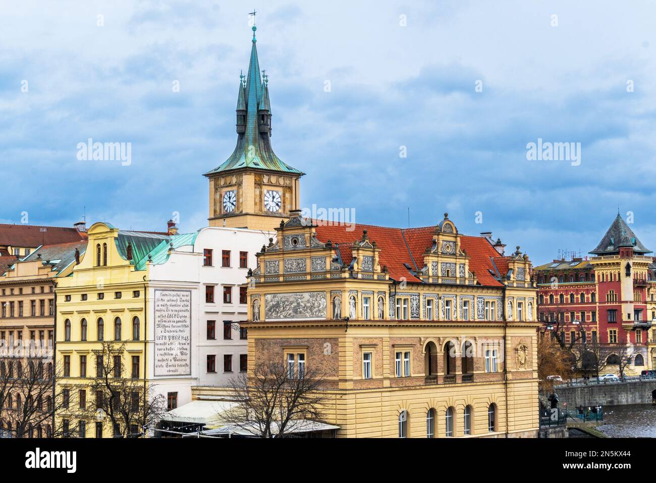 Novotneho Lavka, decorato e tradizionale architettura ceca sulle rive del fiume moldava, Praga, Repubblica Ceca Foto Stock