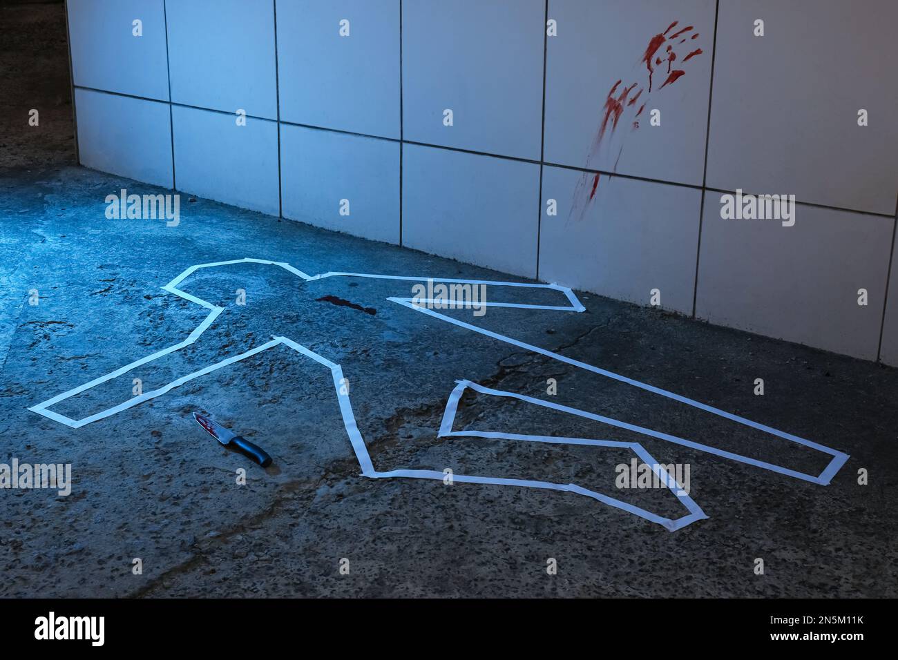 Scena del crimine con contorno di gesso, coltello e segni di sangue sul pavimento. Indagine investigativa Foto Stock
