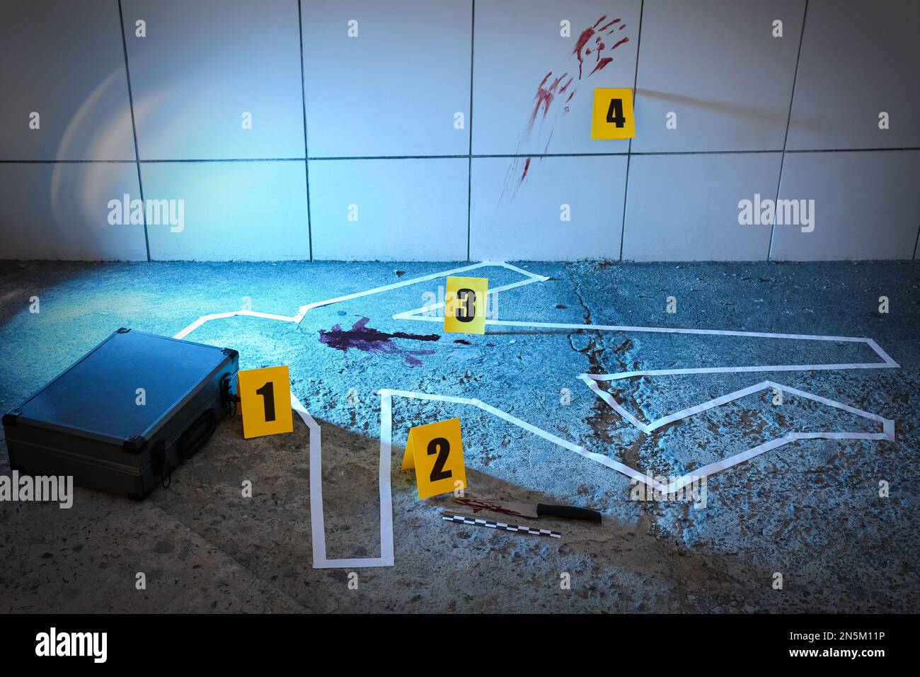 Scena del crimine con le prove e il profilo del gesso sul pavimento. Indagine investigativa Foto Stock