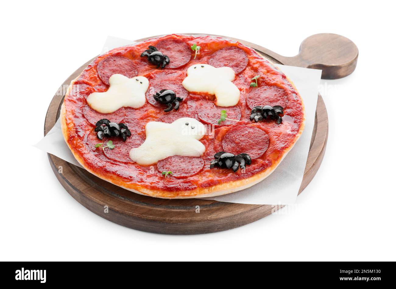 Deliziosa pizza di Halloween con fantasmi e ragni su sfondo bianco Foto Stock