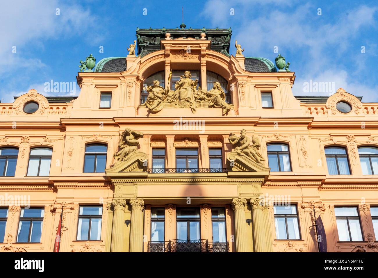 Dettaglio architettonico di un edificio storico nel centro di Praga, Praga, Repubblica Ceca Foto Stock