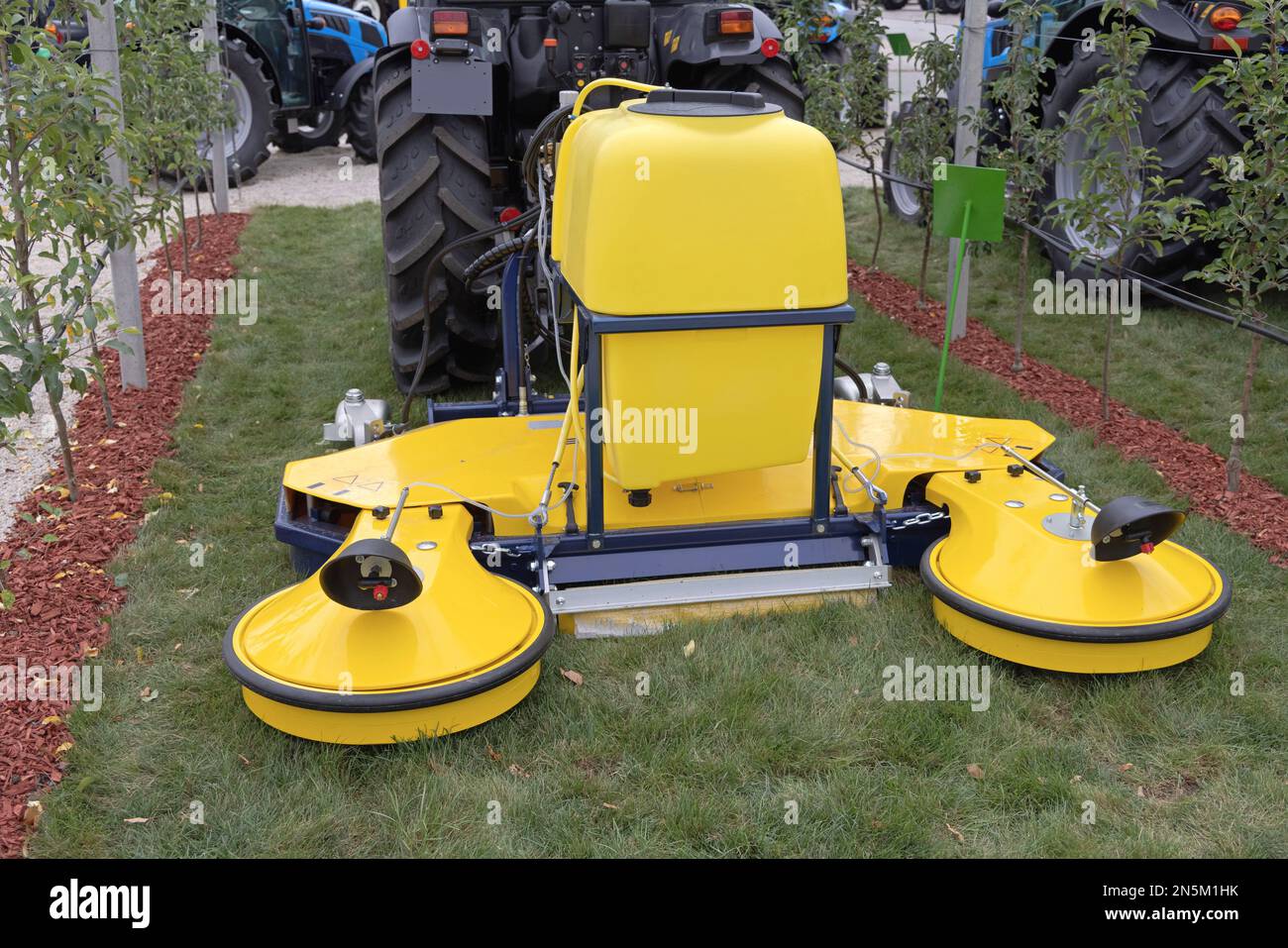 Macchina per pacciamatura a doppio disco tra le file in Orchard Farm Equipment Foto Stock