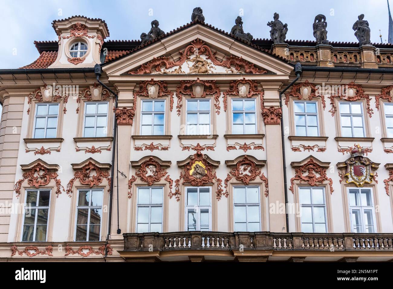 Dettaglio architettonico di un edificio storico nel centro di Praga, Praga, Repubblica Ceca Foto Stock