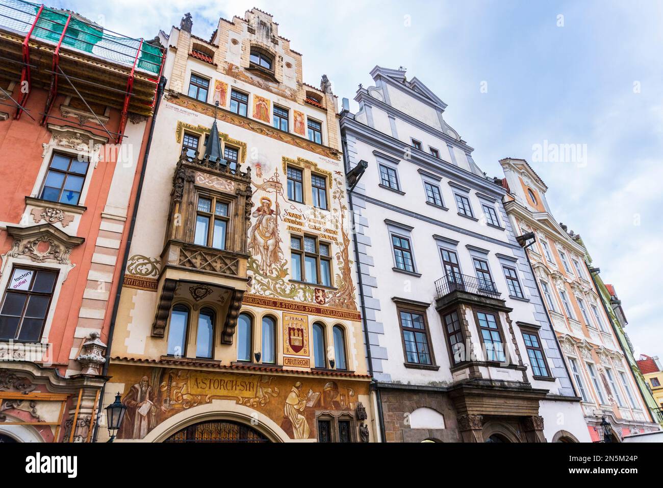 Dettaglio architettonico di un edificio storico nel centro di Praga, Praga, Repubblica Ceca Foto Stock