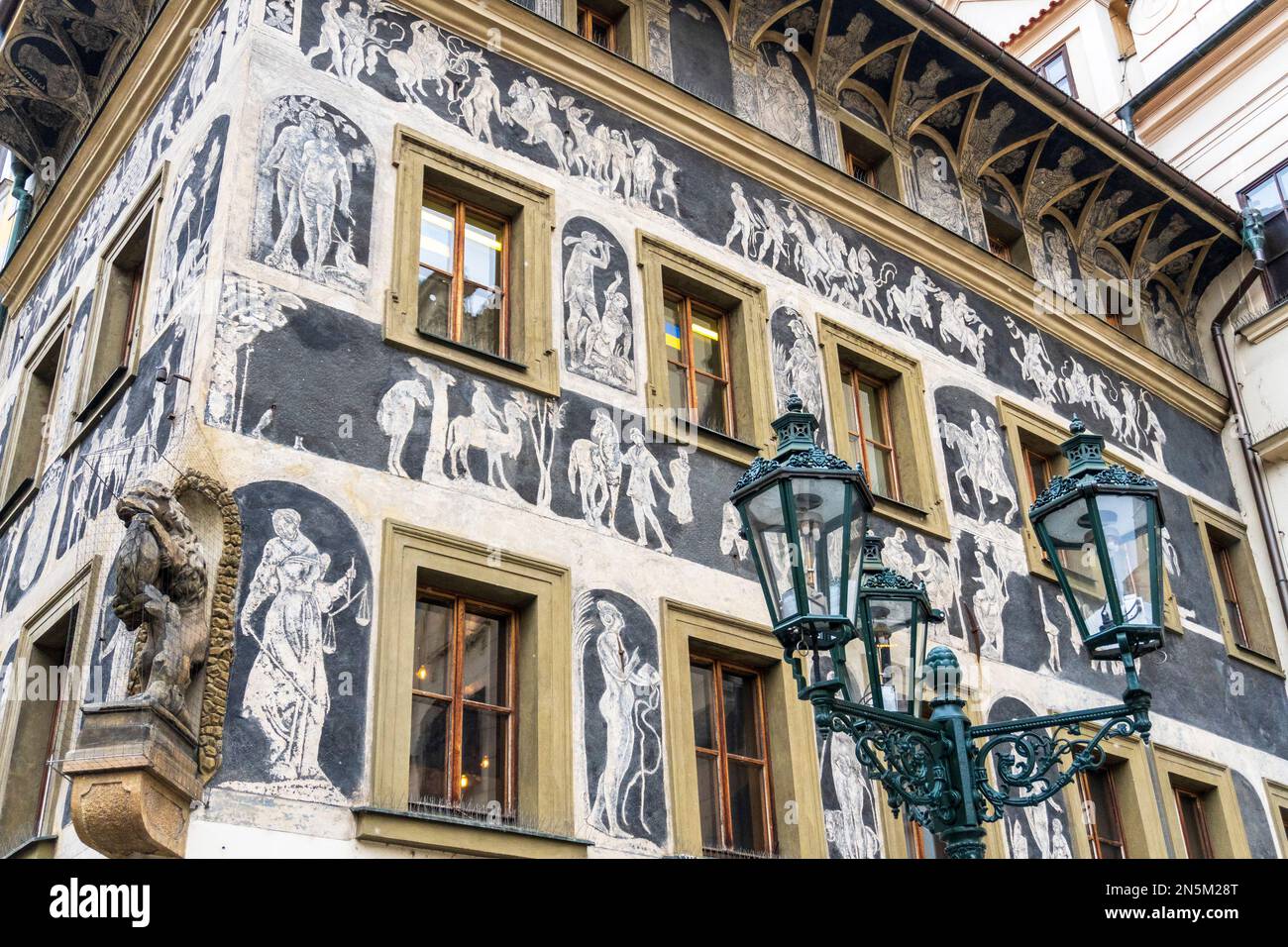 Dettaglio architettonico di un edificio storico nella città di Praga, vicino al Vecchio Municipio, Praga, ceco Foto Stock