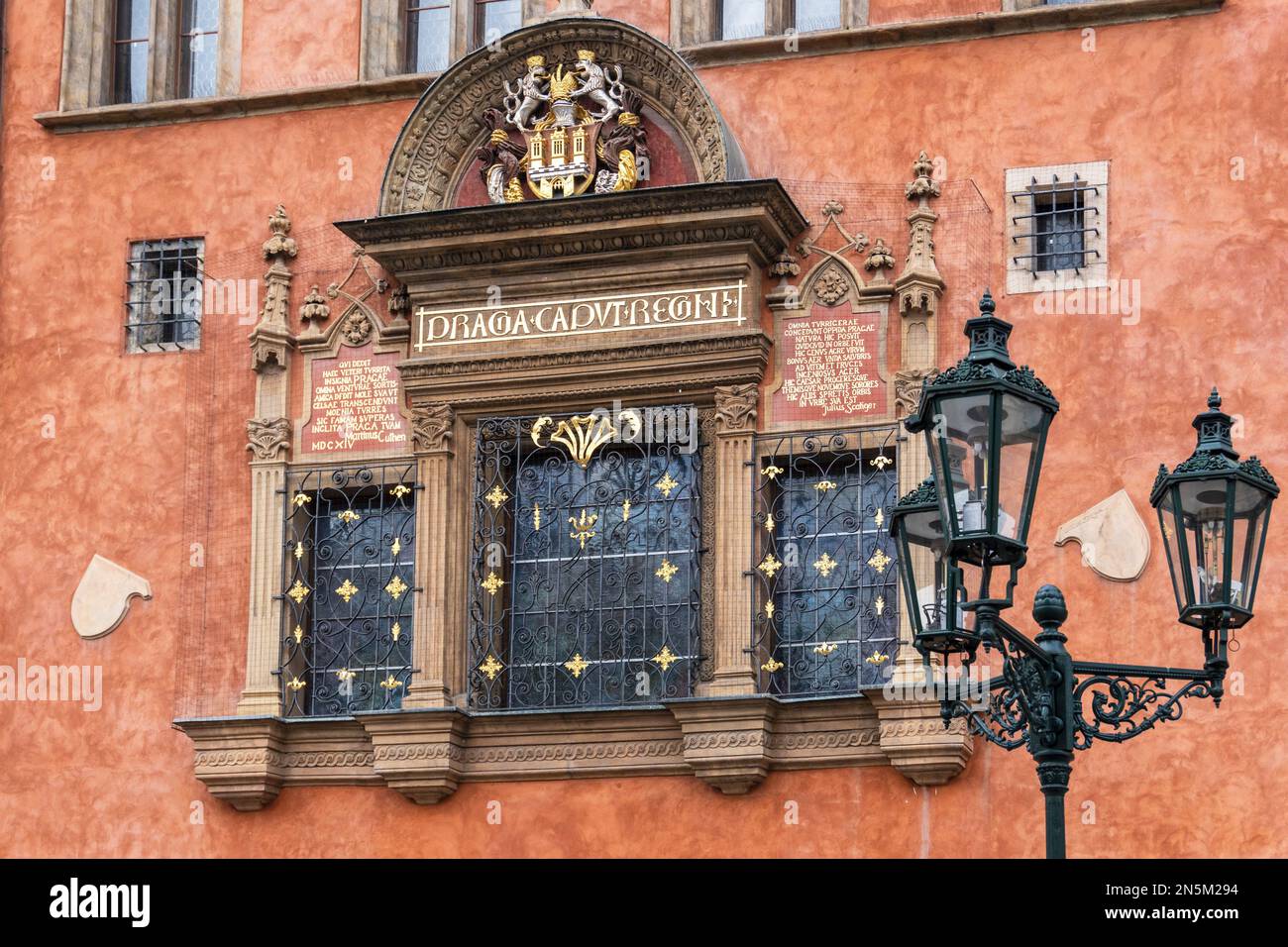 Dettaglio architettonico di un edificio storico nel centro di Praga, Praga, ceco, finestra medievale sulle mura del vecchio Municipio, Foto Stock