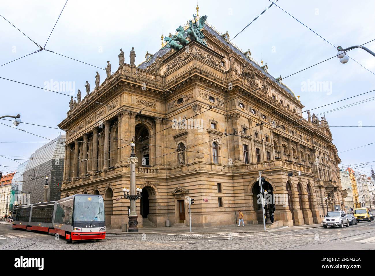 Dettaglio architettonico in un edificio storico nel centro di Praga, Praga, ceco, questo è Narodni Divadio, il teatro grande per balletto e opera Foto Stock