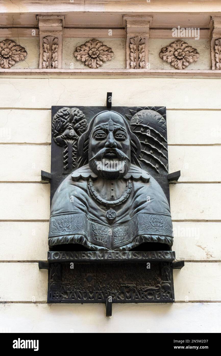 Dettaglio architettonico di un edificio storico nel centro di Praga, Praga, Repubblica Ceca. Placca muraria di IONNES MARCUS MARCI, famoso medico e s. Foto Stock