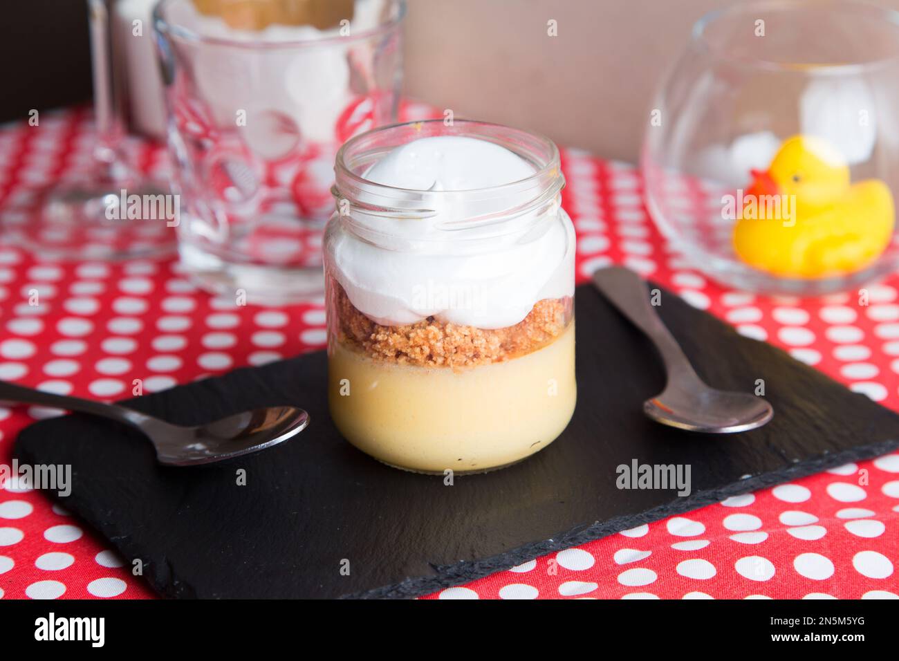 La torta al limone o crostata al limone è una crostata formata da una base di pasta frolla o pasta sfoglia ripiena di crema di limone. Foto Stock