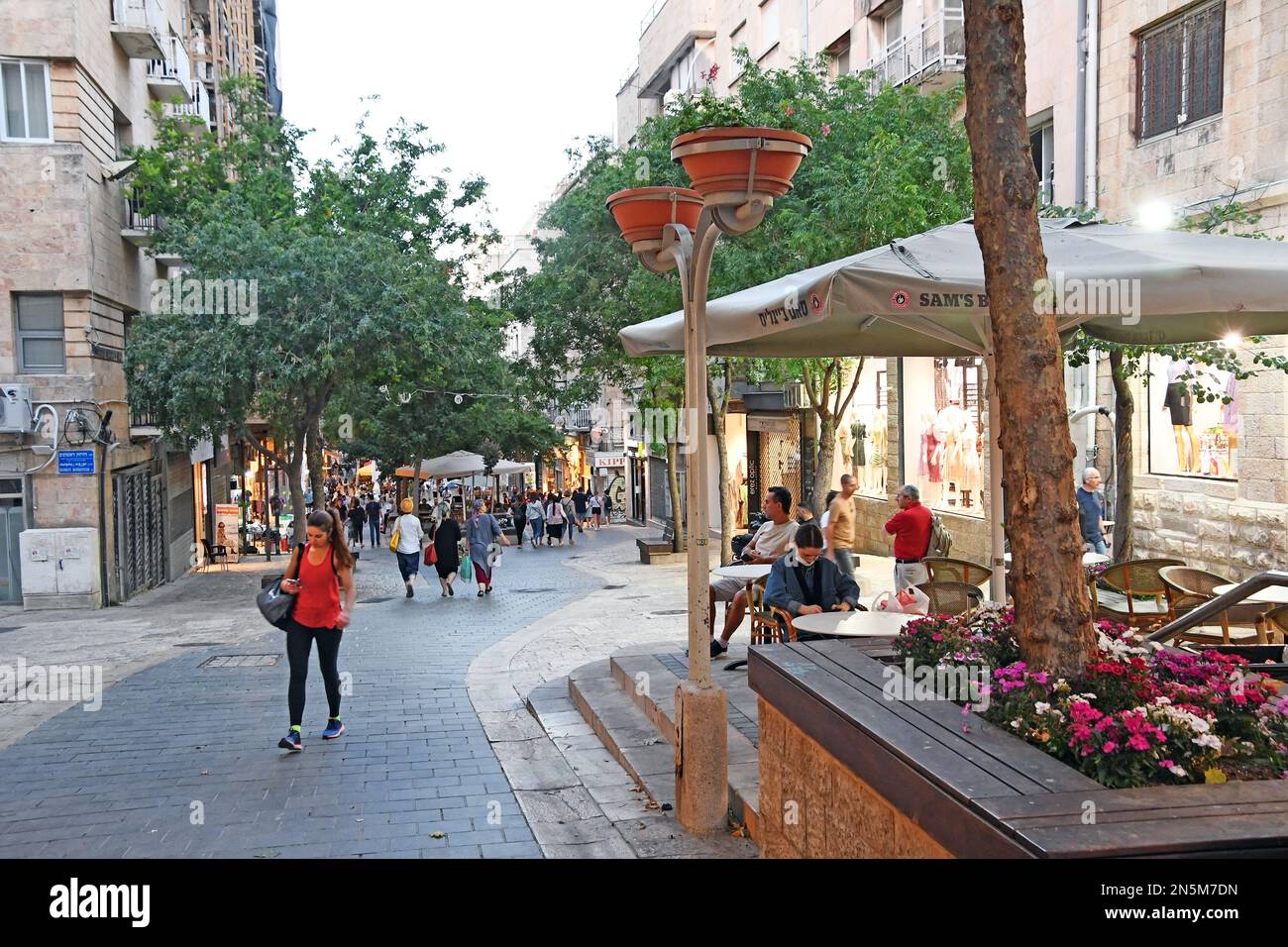 Ben Yehuda Street, Midrahov, Gerusalemme, gruppo giovane Foto Stock