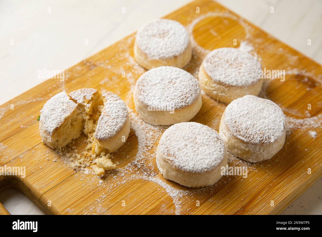 Shortbread di Manchego. I mantecados di Manchego sono un dolce zuccherato con una deliziosa texture flaky, tipica della pasticceria spagnola. Foto Stock