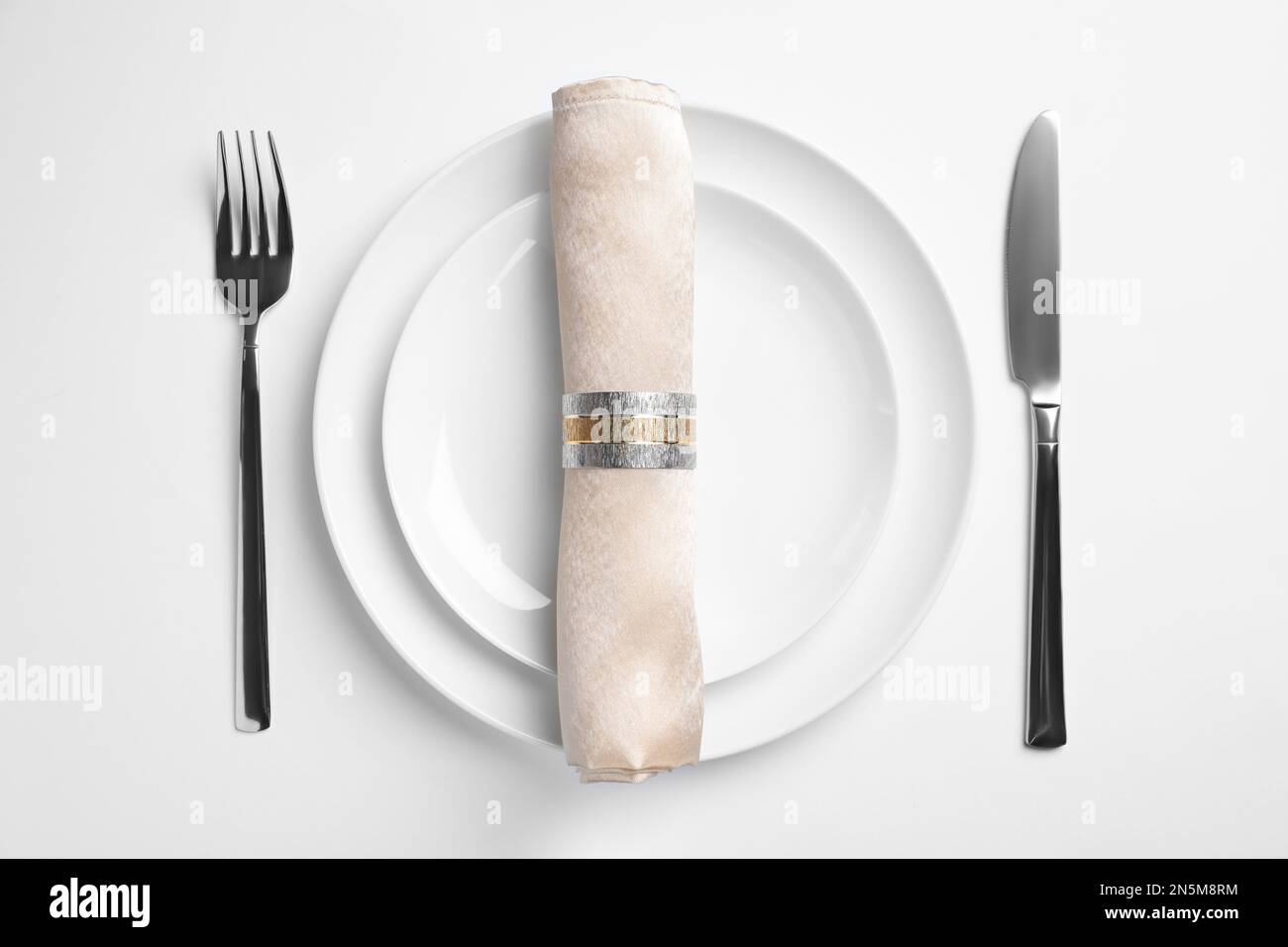 Elegante tavolo su sfondo bianco, vista dall'alto Foto Stock