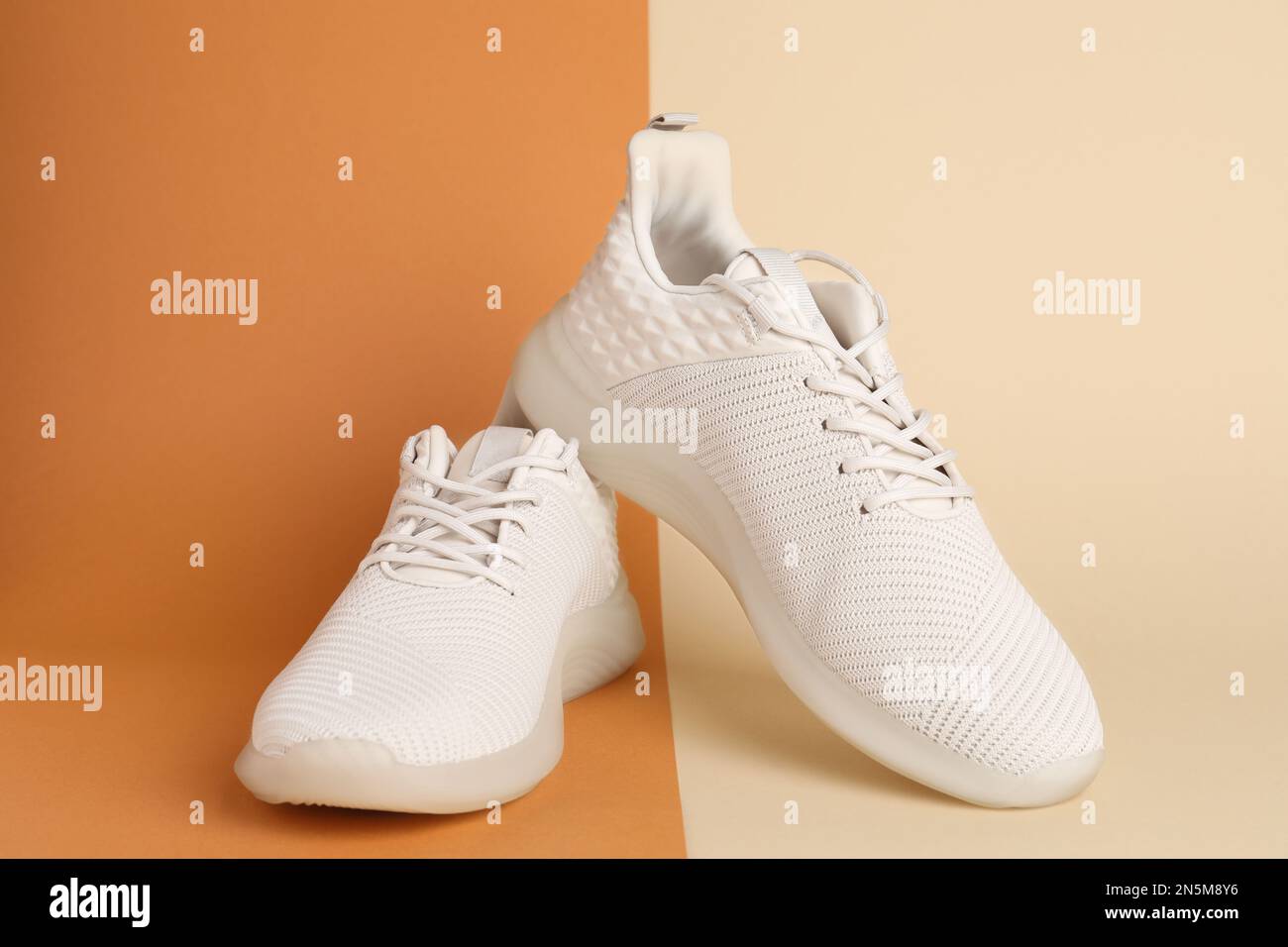 Paio di eleganti scarpe sportive su sfondo colorato Foto Stock