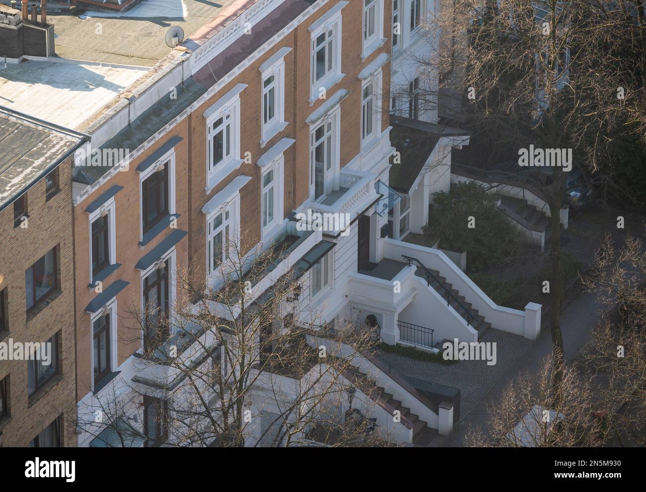 Vista dall'alto di un vecchio edificio in un quartiere ricco di Amburgo, Germania. Foto Stock