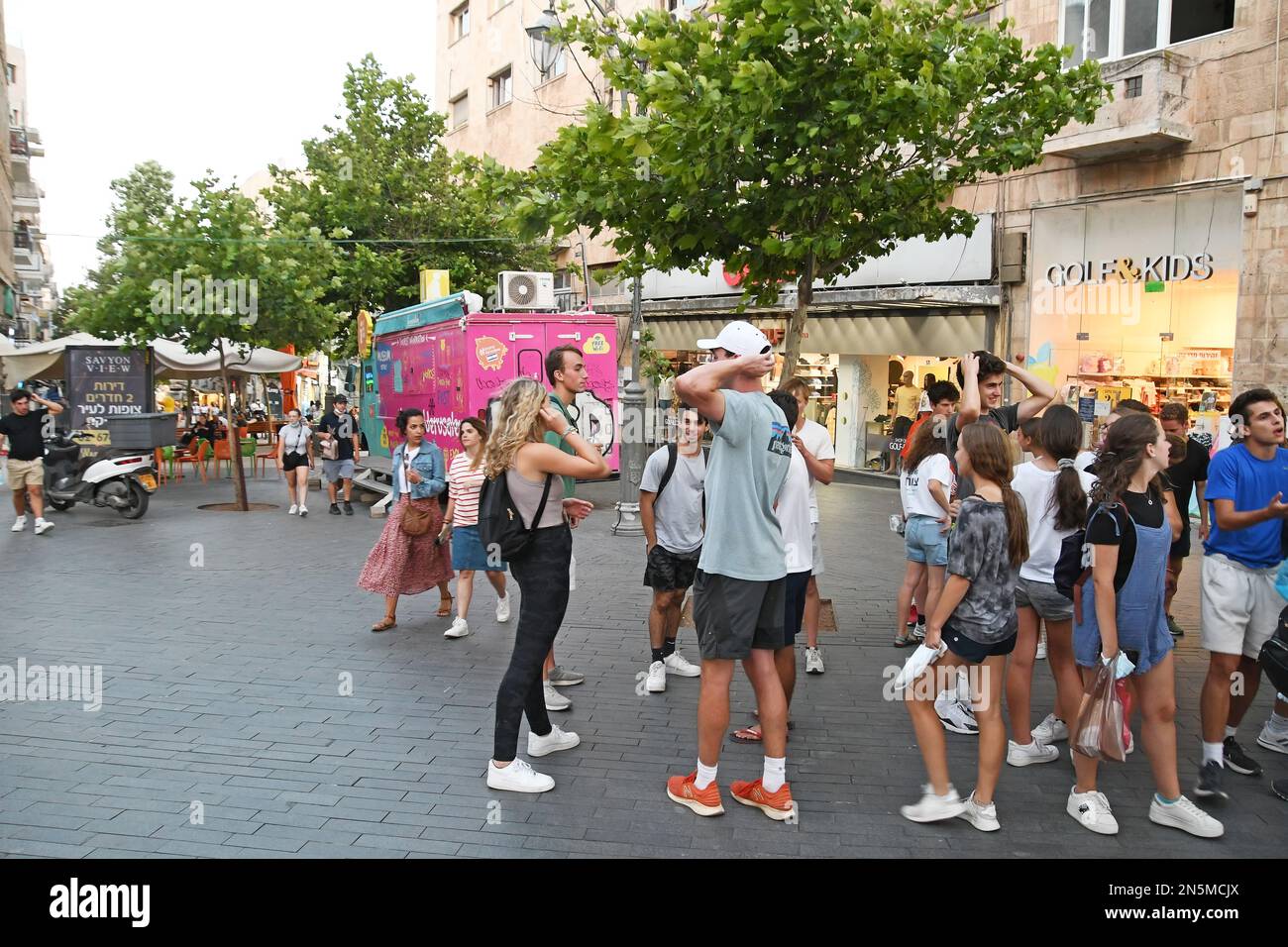 Ben Yehuda Street, Midrahov, Gerusalemme, gruppo giovane Foto Stock