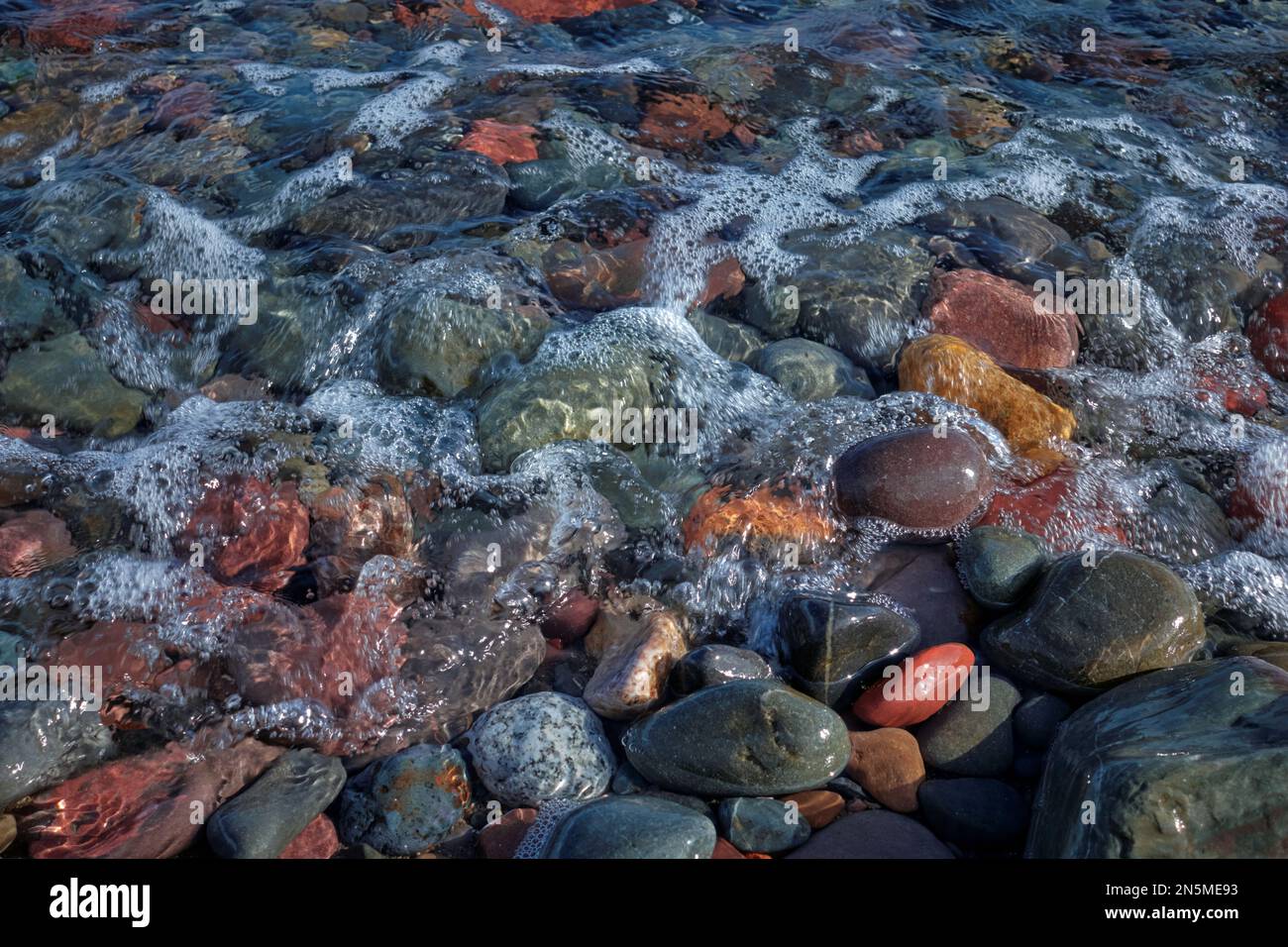 Pietre ai margini del mare su una spiaggia in Scozia. Foto Stock