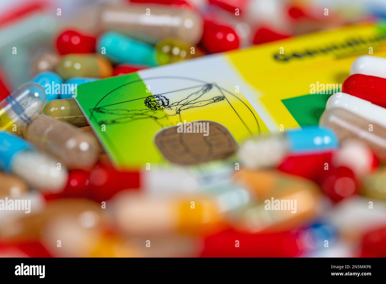 Farmaco e tessera sanitaria simbolo dei costi sanitari Foto Stock
