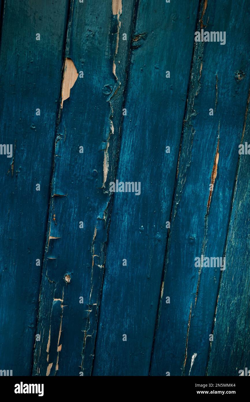 Vernice blu scricchiolante su una porta di legno. Foto Stock