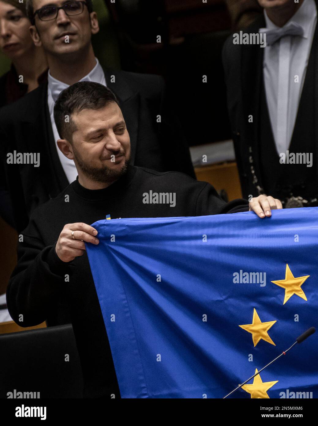 Il presidente ucraino Volodymyr Zelensky tiene un europeo in occasione di un vertice a Bruxelles, in Belgio, il 9 febbraio 2023. Zelensky ha detto ai leader dell'Unione europea a Bruxelles che non c'era un'Europa libera senza l'Ucraina libera mentre fa un giro in Europa per chiedere agli alleati più armi per combattere la Russia e spingere Kyiv a unirsi al blocco occidentale. Foto di Eliot Blondet/ABACAPRESS.COM Foto Stock