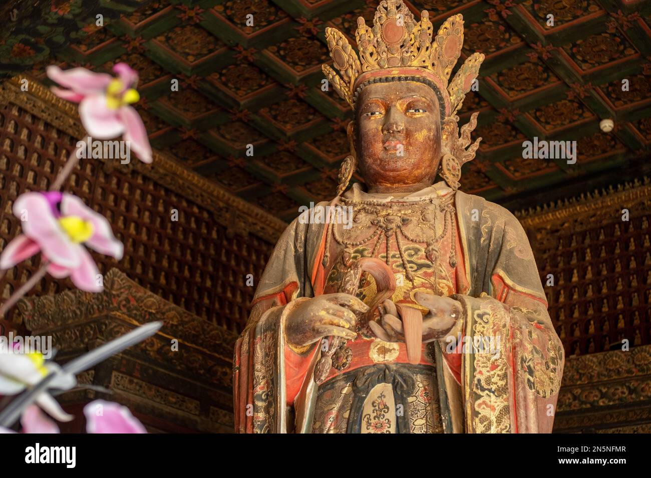 Statua del Buddha nella sala Rulai nel tempio di Zhihua a Pechino, Cina. 31 gennaio 2023 Foto Stock