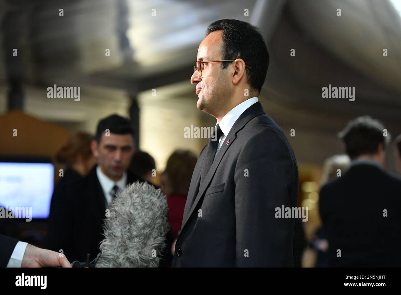 Edimburgo, Scozia, Regno Unito. 9th Feb, 2023. NELLA FOTO: Il Consolato Generale Turco Ozgur Yavuzer al Parlamento Scozzese visto durante le interviste ai media. Il Consolato Generale Turco era presente durante i colloqui dopo il terremoto che ha colpito la Turchia giorni fa. Credit: Colin D Fisher Credit: Colin Fisher/Alamy Live News Foto Stock