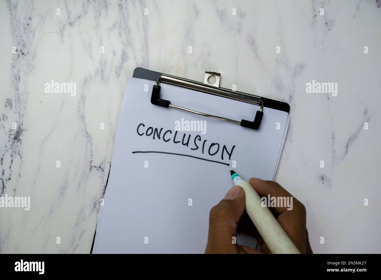 Concetto di conclusione scrivere su documenti isolati su tavola di legno. Foto Stock