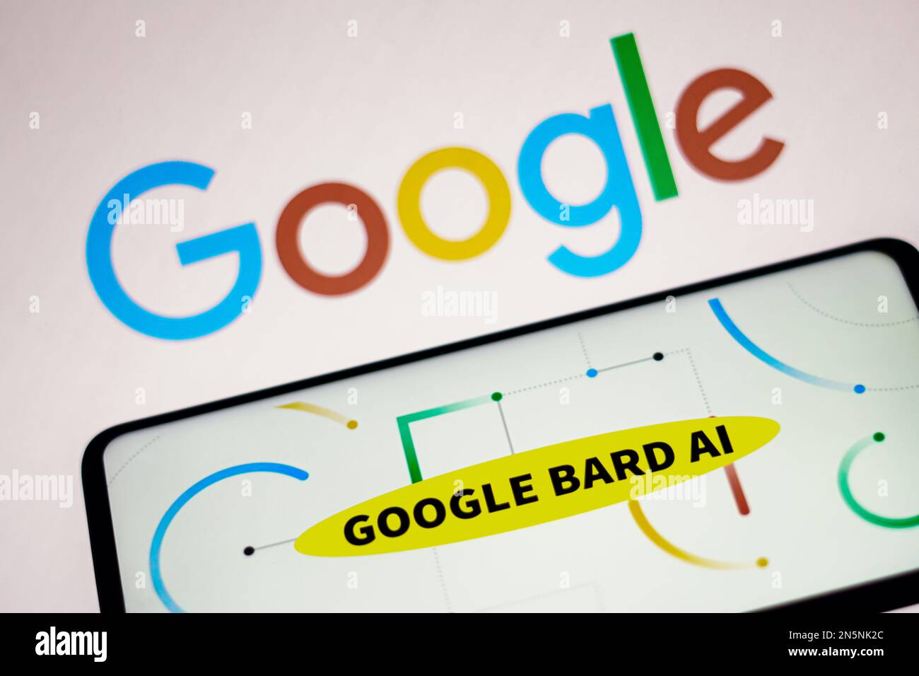 In questa immagine, il logo Google Bard ai viene visualizzato sullo schermo di uno smartphone. Foto Stock