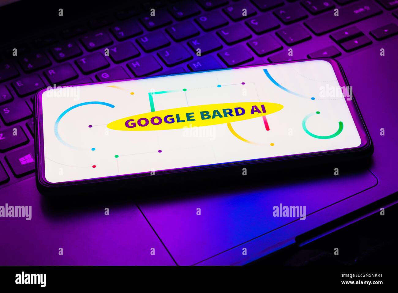 In questa immagine, il logo Google Bard ai viene visualizzato sullo schermo di uno smartphone. Foto Stock