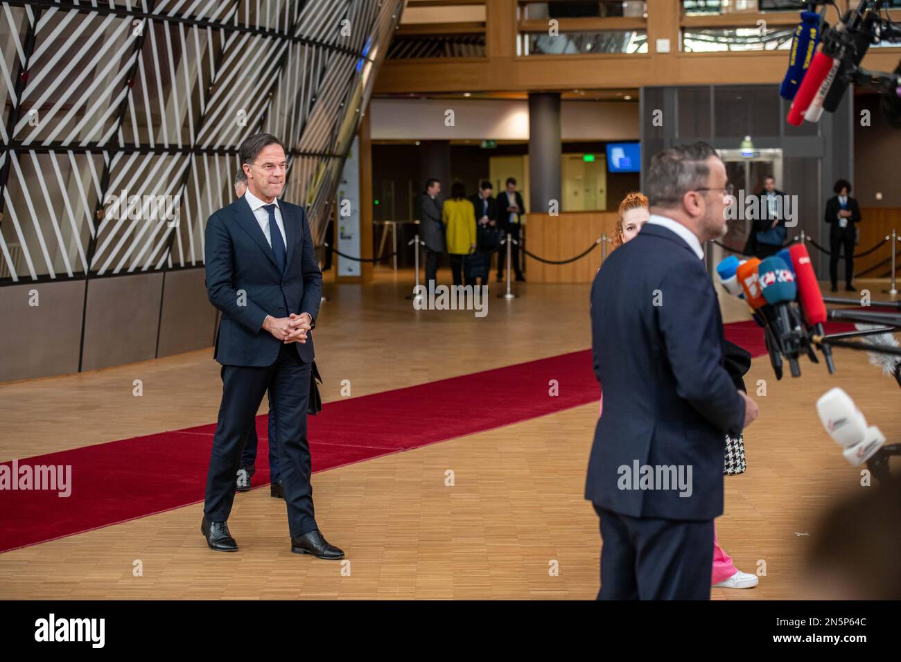 BRUXELLES - il primo Ministro dei Paesi Bassi Mark Rutte arriva per il primo giorno di un vertice UE inserito. La riunione discuterà, tra l'altro, del sostegno dell'UE all'Ucraina e dei crescenti problemi di migrazione in Europa. ANP JONAS ROOSENS olanda fuori - belgio fuori Foto Stock