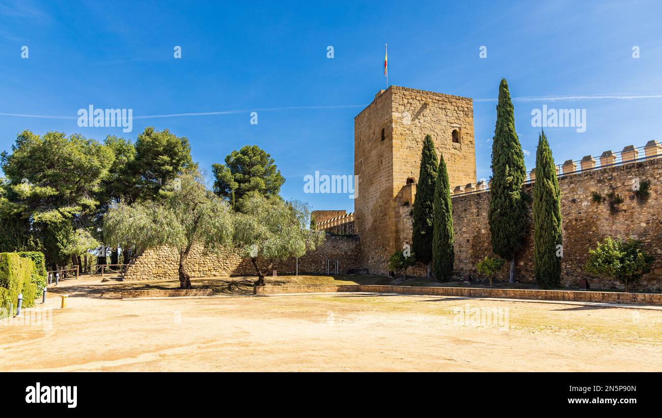 Vista della cittadella di Alcazaba, del cortile, del giardino, della torre Torre Blanca e delle mura fortificate. Antequera, provincia di Malaga, Andalusia, Spagna. Foto Stock