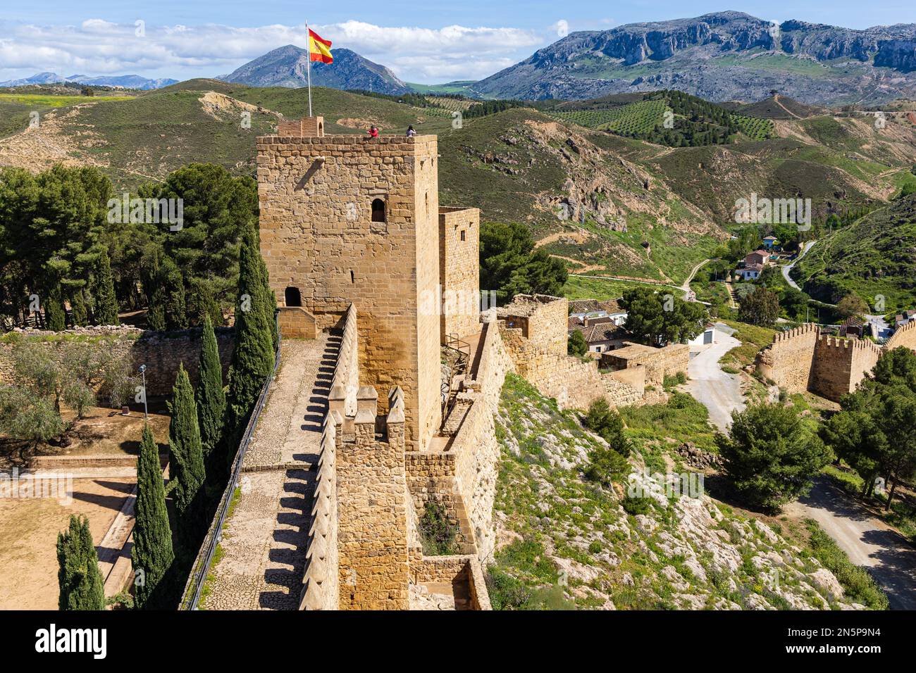 Vista sulle mura della fortezza di Alcazaba, sulla torre Torre Blanca e sulle montagne. Antequera, provincia di Malaga, Andalusia, Spagna. Foto Stock