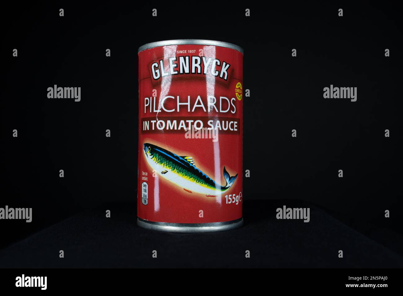 EXETER, DEVON, Regno Unito - 10 GENNAIO 2023 Glenryck è un marchio di pesce in scatola basato in Sudafrica prodotto piccolo lattina di pilchards in salsa di pomodoro Foto Stock