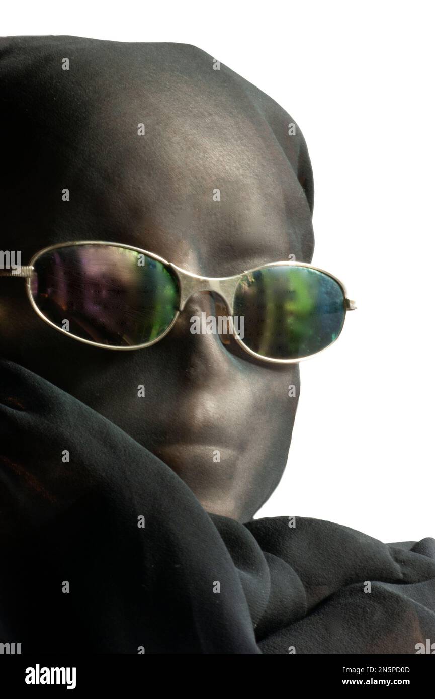 La testa isolata in occhiali da sole e sciarpa è realizzata da un fotografo con tecnica di scultura morbida su una base dura. Spazio per i messaggi o gli annunci. Foto Stock