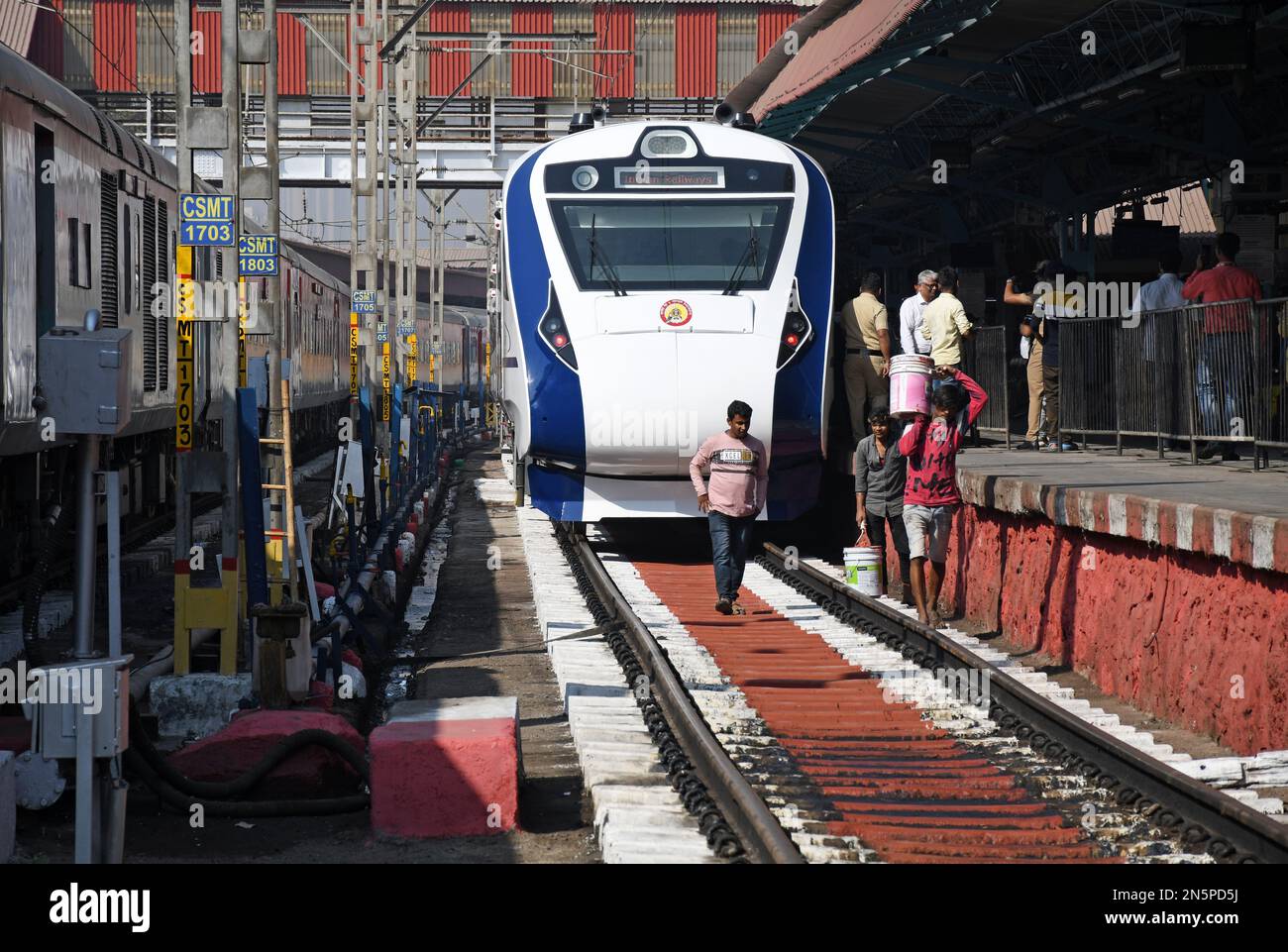 I lavoratori dipingono i binari ferroviari accanto al Vande Bharat Express di stanza a Chhatrapati Shivaji Maharaj Terminus (CSMT). Il primo ministro indiano Narendra modi bandiera fuori Vande Bharat Express treno per due rotte, Chhatrapati Shivaji Maharaj Terminus (CSMT) e Sainagar Shirdi a Solapur Venerdì a Mumbai. Foto Stock