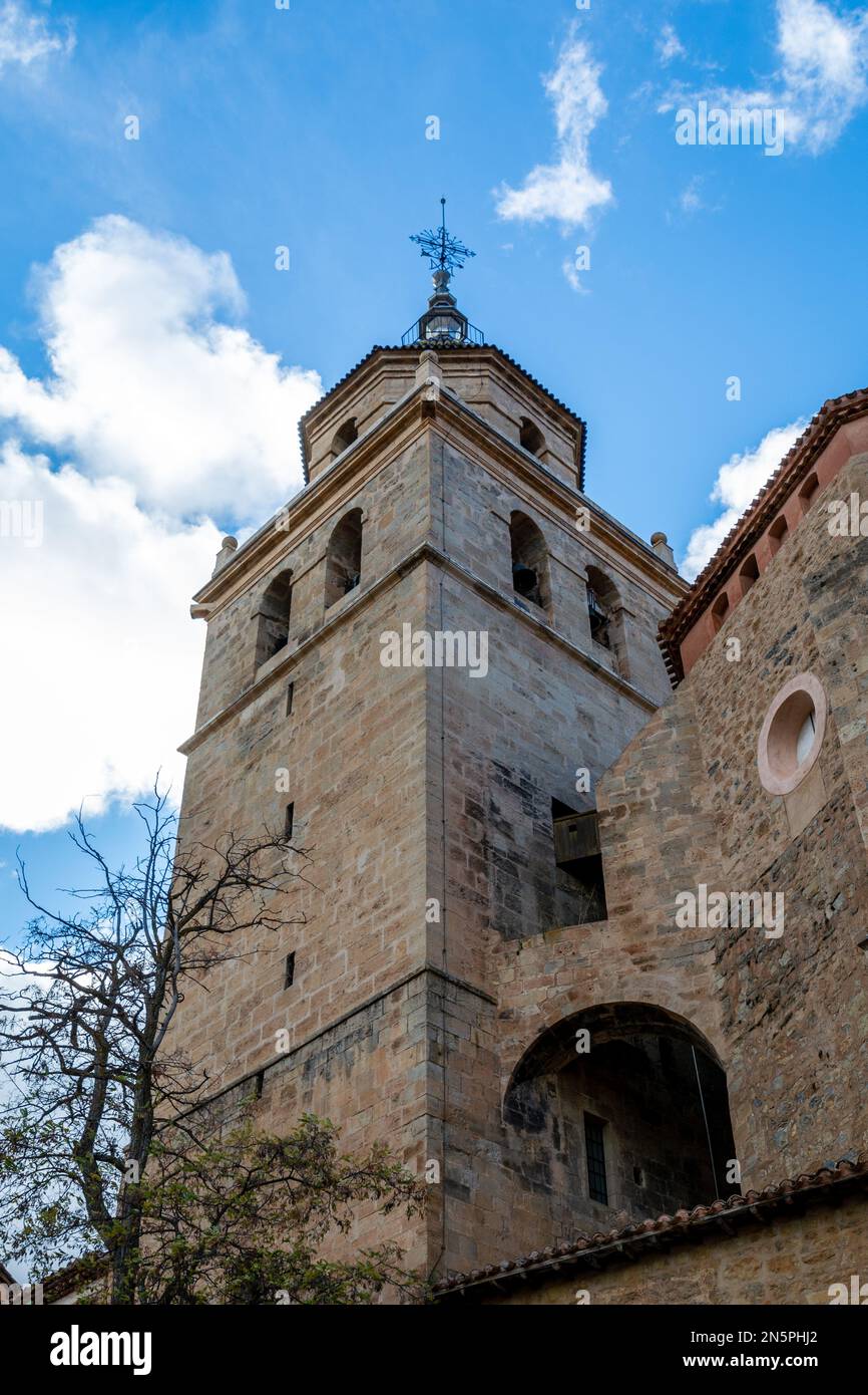 Un tiro basso angolo della torre della Cattedrale di Albarracin a Teruel, Aragona, Spagna Foto Stock