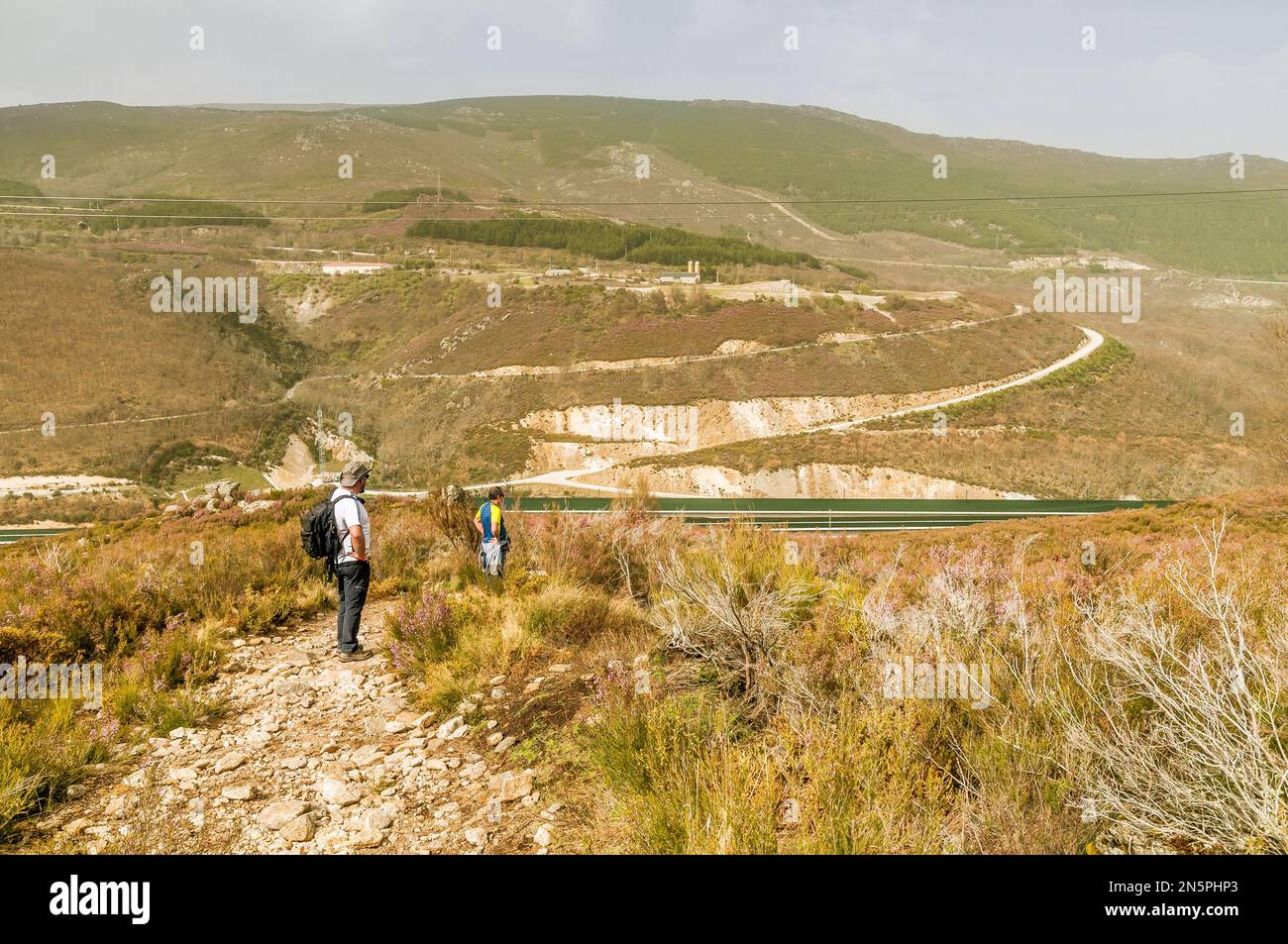 Due escursionisti contemplano il panorama durante una giornata termale nella zona di ​​Tejedelo, Zamora, Spagna. Foto Stock