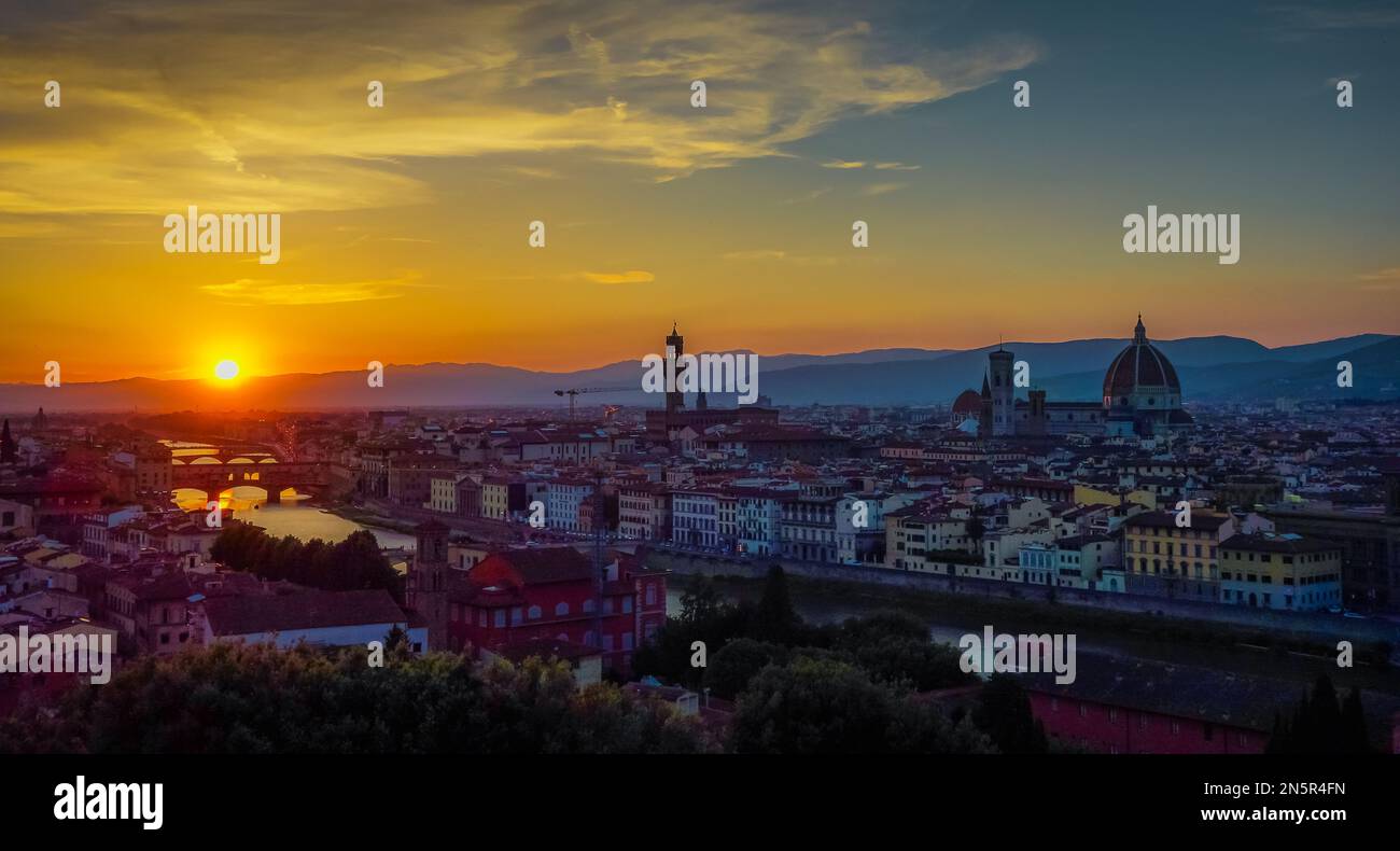 Un bellissimo scatto della collina di Michelangelo durante il tramonto a Firenze Foto Stock