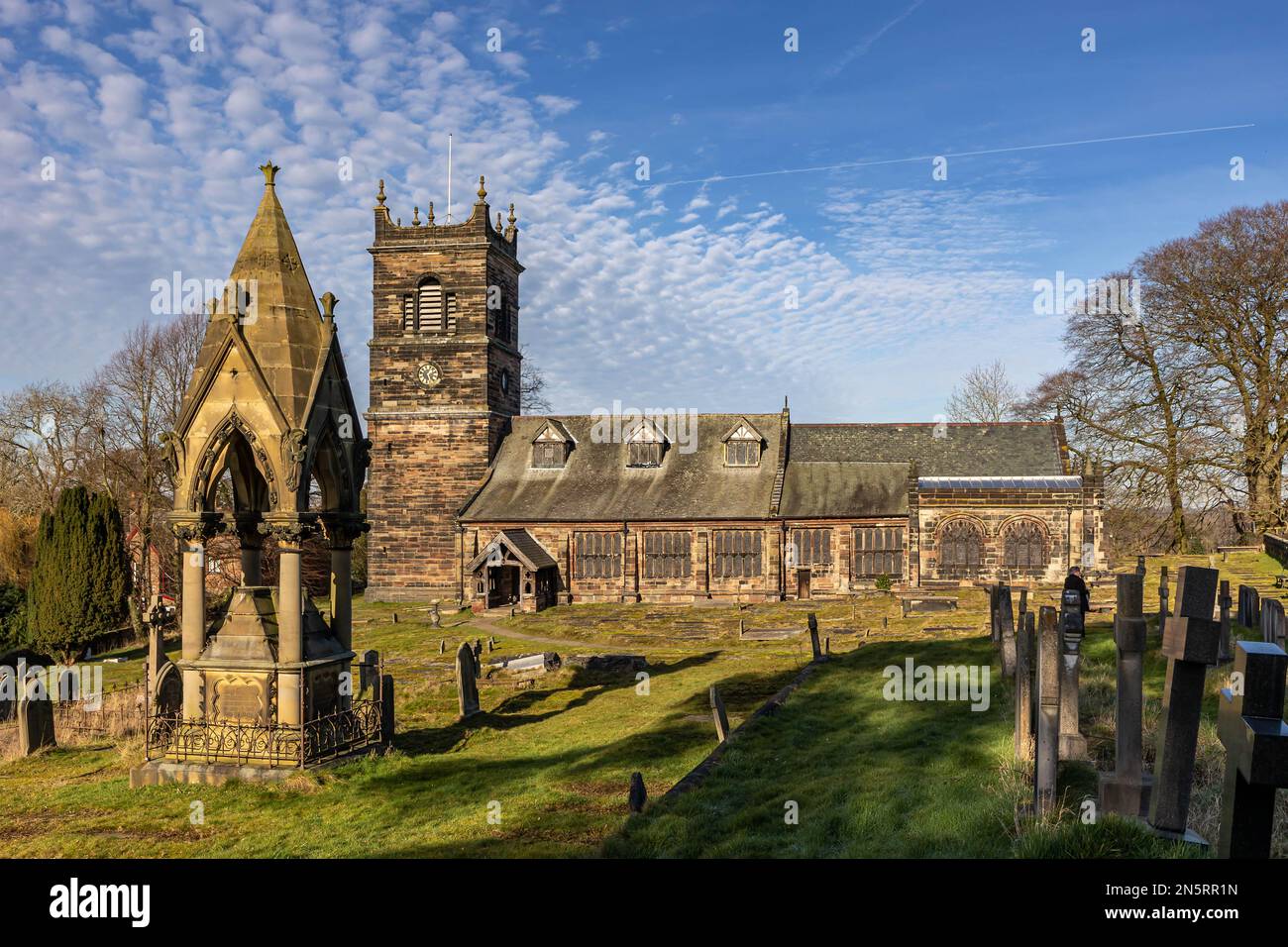 Monumento commemorativo della famiglia Simpson nel cortile della chiesa di Santa Maria, a Rossherne vicino a Knutsford, Cheshire Foto Stock