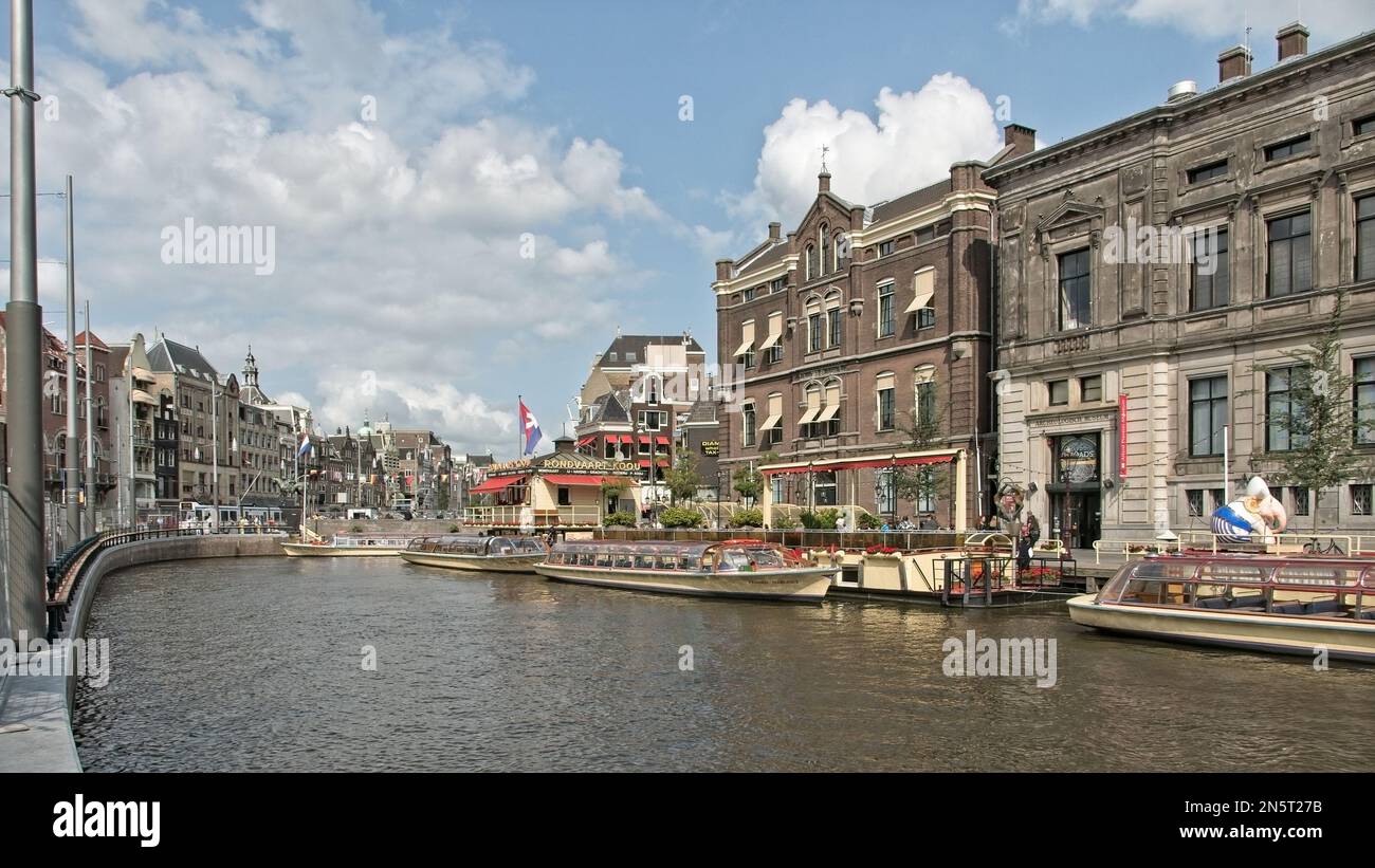 Crociere sui canali di Amsterdam, architettura olandese, case sui canali Foto Stock