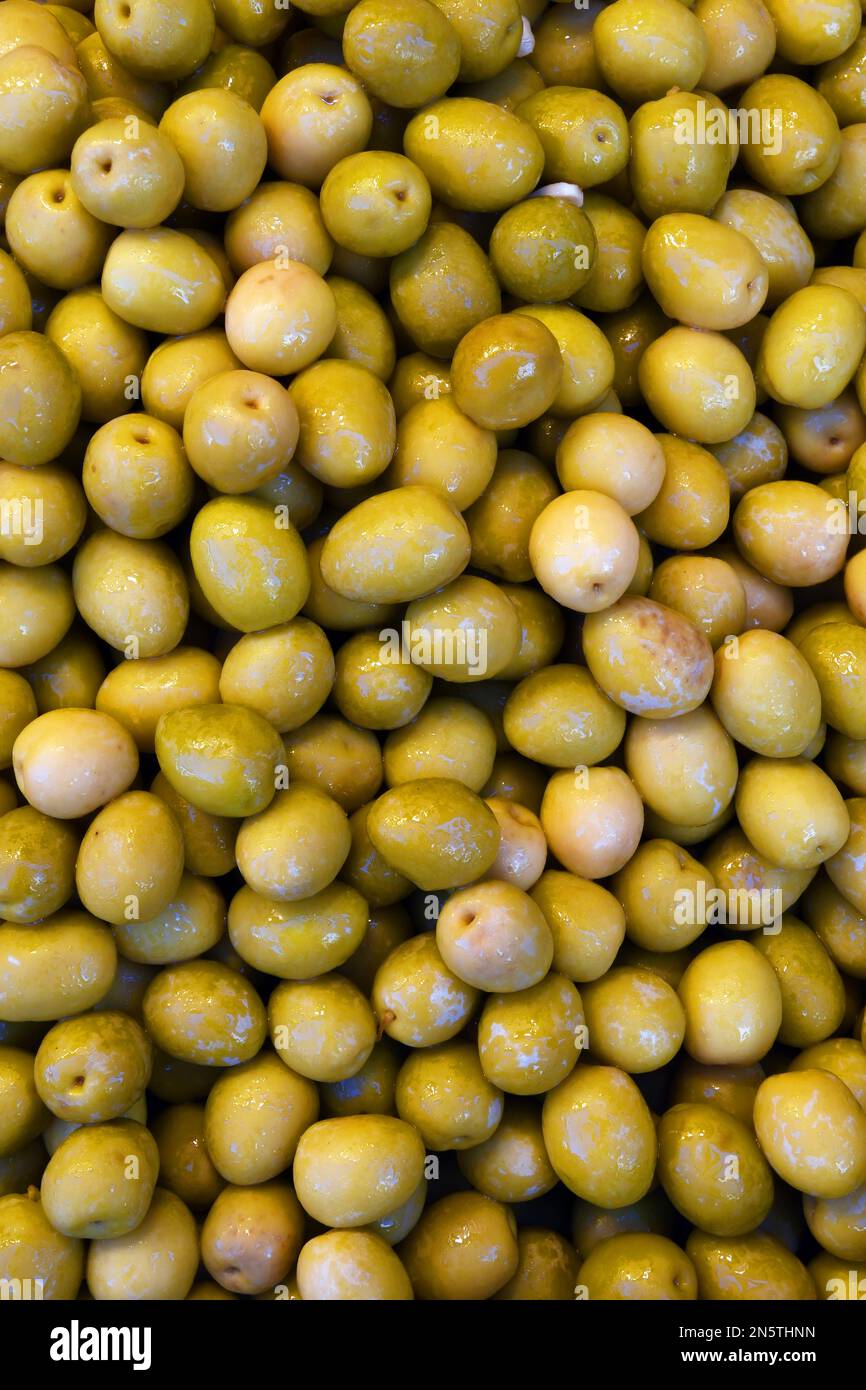 Olive verdi sul mercato Foto Stock