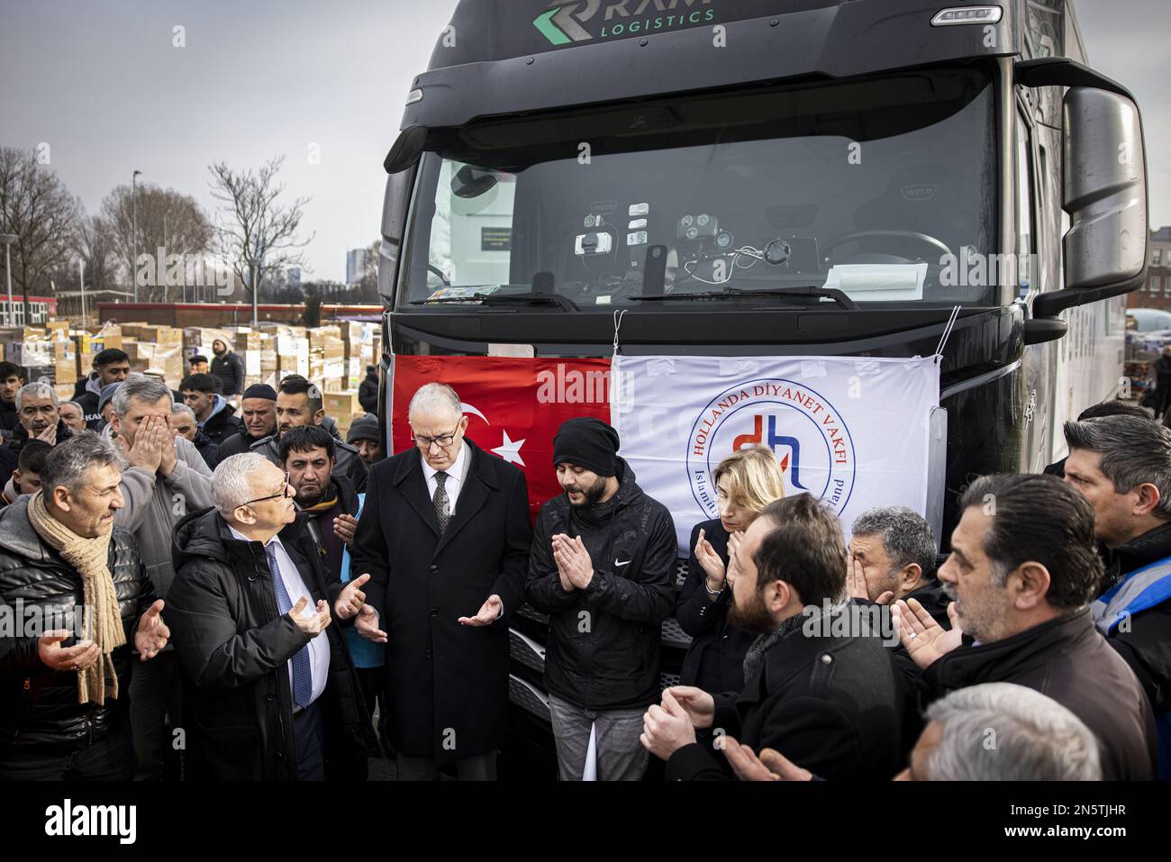 ROTTERDAM - il sindaco Aboutaleb tiene una preghiera sulla piazza di fronte alla moschea di Mevlana con l'autista che porta i beni consegnati in Turchia. La Fondazione Islamica dei Paesi Bassi (ISN) ha ora raccolto 2,3 milioni di euro per le vittime dei terremoti in Turchia. L'organizzazione ombrello, che rappresenta 148 moschee, raccoglie anche le merci per le vittime oltre al denaro. L'obiettivo è quello di poter inviare la merce all'area interessata entro una settimana. ANP RAMON VAN FLYMEN olanda fuori - belgio fuori Foto Stock
