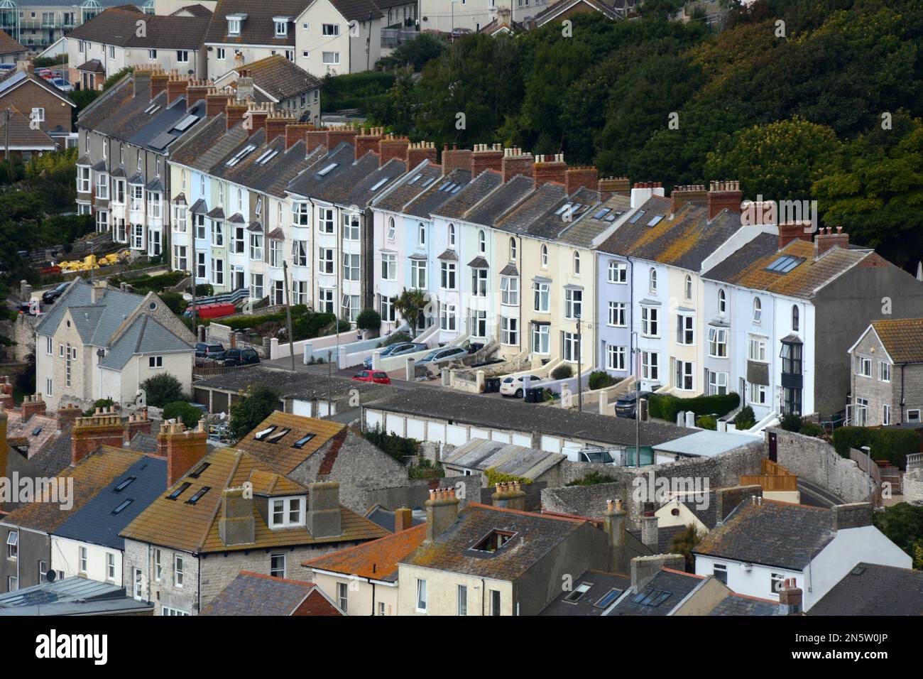 Case residenziali a Castletown, sull'isola di Portland, a Dorset, sulla Manica, Inghilterra, Regno Unito. Foto Stock