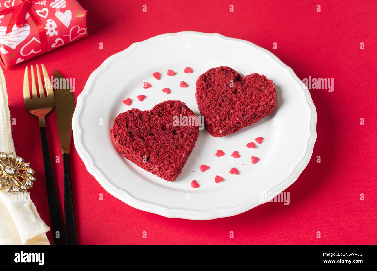 Pan di spugna di velluto rosso a forma di cuore su piatto bianco Foto stock  - Alamy