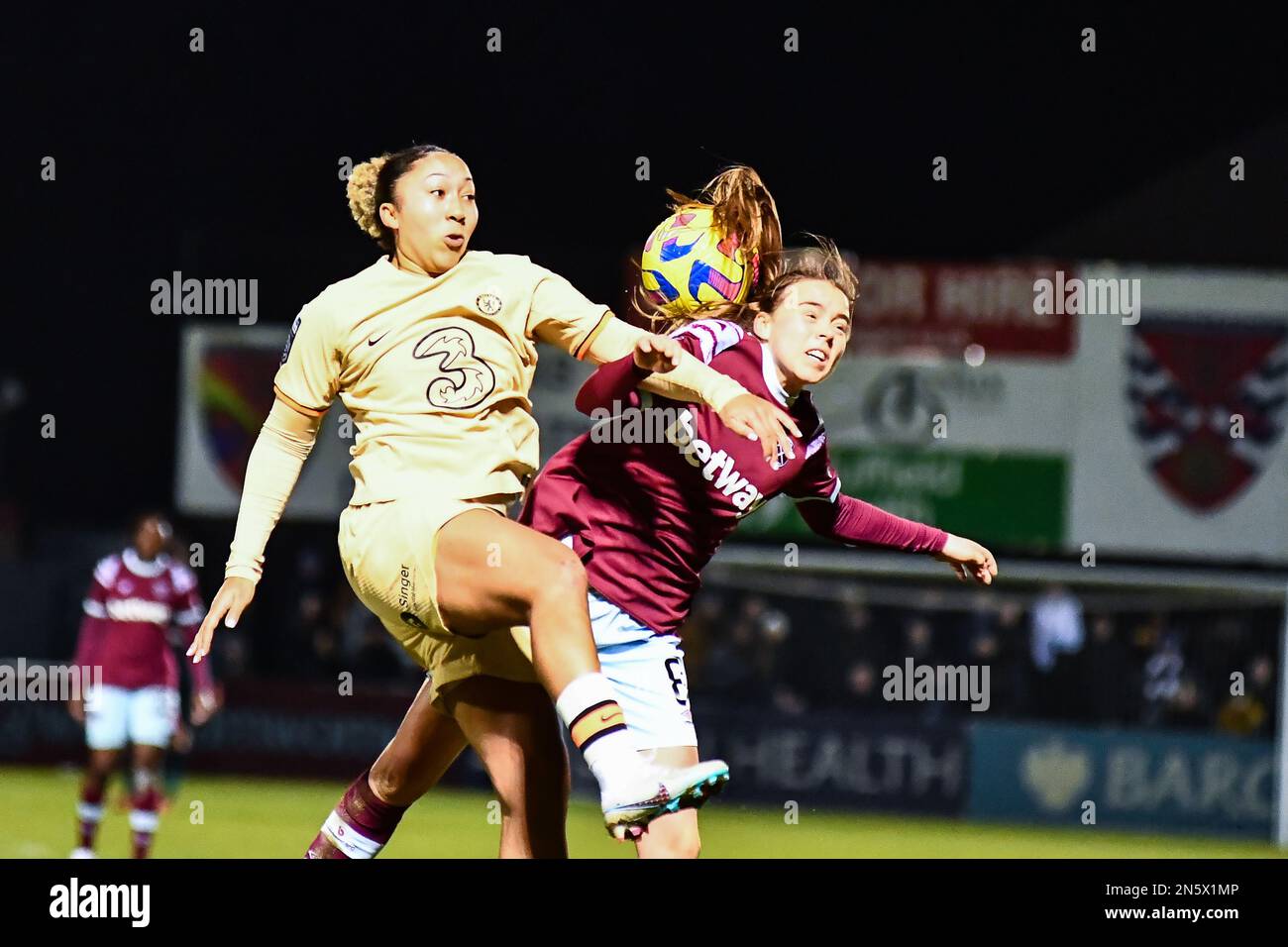 Londra, Regno Unito. 09th Feb, 2023. Dagenham, Inghilterra, 23rd 2022 ottobre: Lauren James (10 Chelsea) sfida Emma Snerle (8 West Ham) durante il gioco di semifinale della Womens Continental League Cup tra West Ham United e Chelsea a Dagenham e il Chigwell Construction Stadium.England di Redbridge. (K Hodgson/SPP) Credit: SPP Sport Press Photo. /Alamy Live News Foto Stock