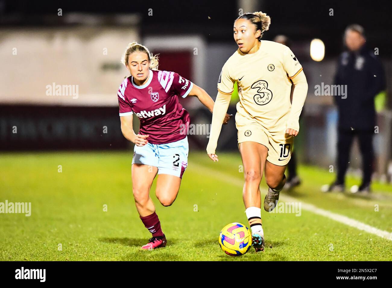 Londra, Regno Unito. 09th Feb, 2023. Dagenham, Inghilterra, 23rd 2022 ottobre: Lauren James (10 Chelsea) sfidato da Emma Snerle (8 West Ham) durante il gioco di semifinale della Womens Continental League Cup tra West Ham United e Chelsea a Dagenham e Chigwell Construction Stadium.England di Redbridge. (K Hodgson/SPP) Credit: SPP Sport Press Photo. /Alamy Live News Foto Stock