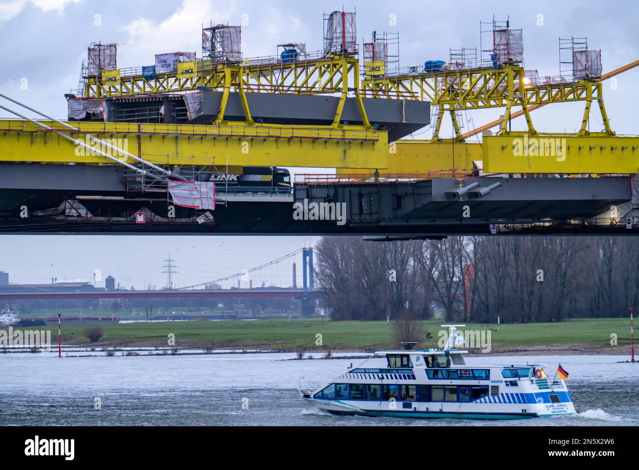 Nuova costruzione del ponte autostradale Neuenkamp, la A40, sul Reno, poco prima dell'inserimento dell'ultimo elemento ponte, nel primo di Foto Stock