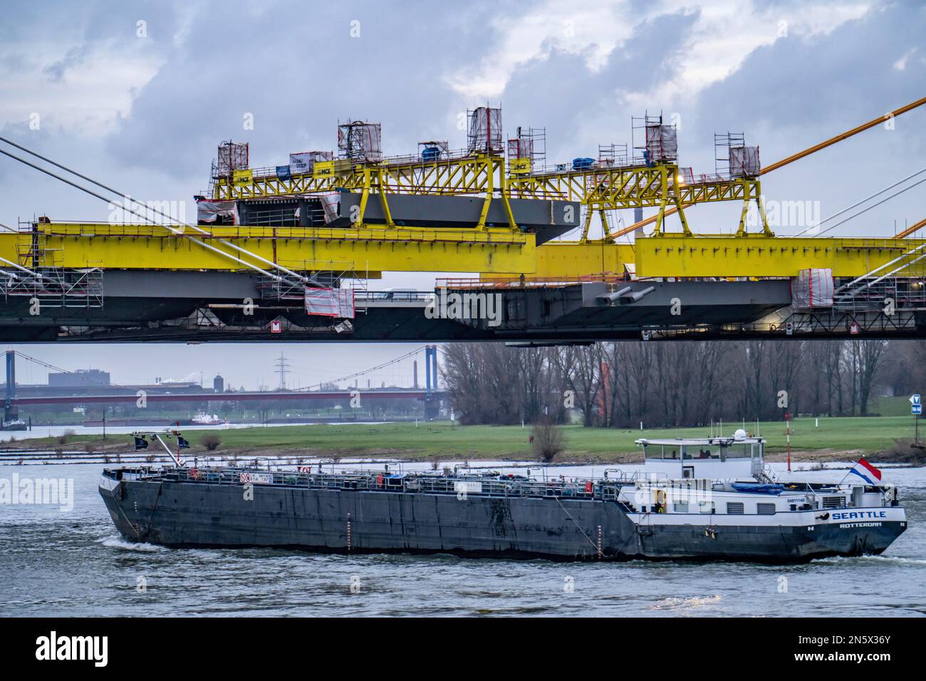 Nuova costruzione del ponte autostradale Neuenkamp, la A40, sul Reno, poco prima dell'inserimento dell'ultimo elemento ponte, nel primo di Foto Stock