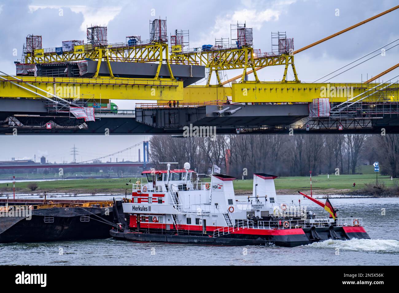 Nuova costruzione del ponte autostradale Neuenkamp, la A40, sul Reno, poco prima dell'inserimento dell'ultimo elemento ponte, nel primo di Foto Stock