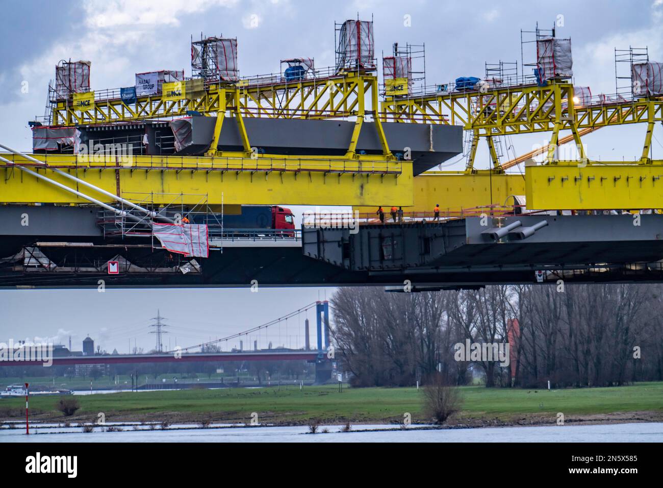 Nuova costruzione del ponte autostradale Neuenkamp, la A40, sul Reno, poco prima dell'inserimento dell'ultimo elemento ponte, nel primo di Foto Stock